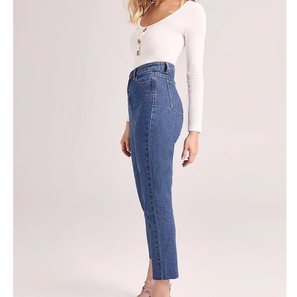 BOOHOO Petite Straight Leg Frayed Hem Jeans- US 2 - Picture 7 of 7